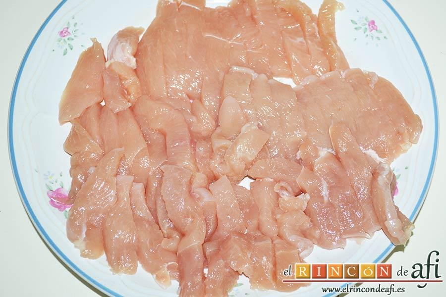 Spätzli con cebollas, setas de cardo y pechugas de pollo, trocear en tiras