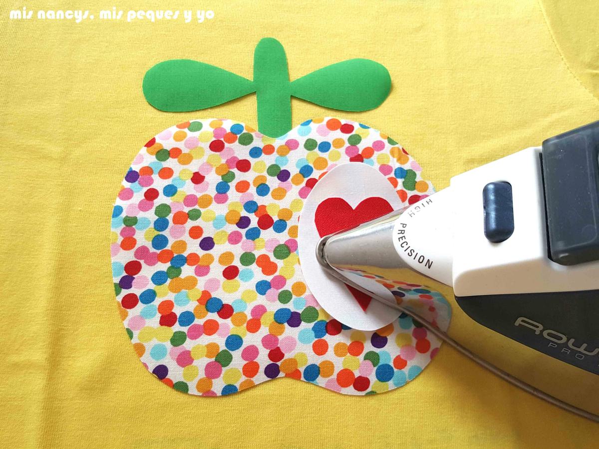 mis nancys, mis peques y yo, tutorial como personalizar camisetas, aplique de manzana, planchar sin vapor