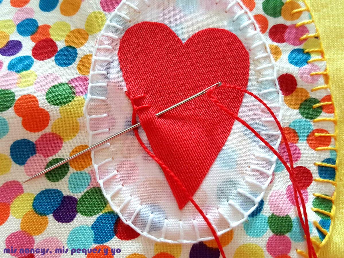mis nancys, mis peques y yo, tutorial como personalizar camisetas, aplique de manzana, coser punto feston corazon