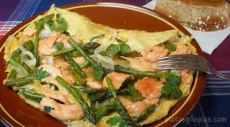 Tortilla de espárragos y salmón