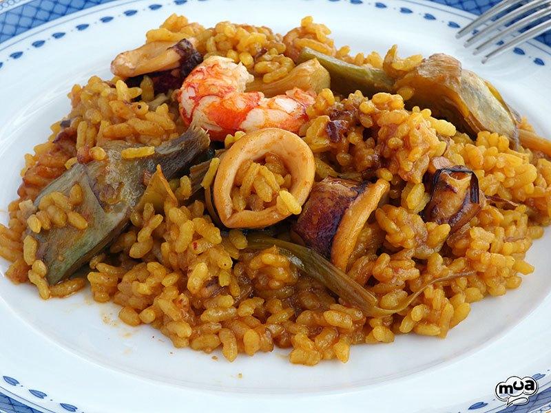 Arroz con alcachofas y calamares