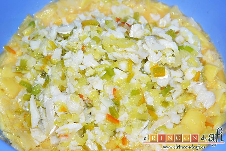 Tortilla de bacalao y puerros, echarlo al bol de las papas y los huevos batidos