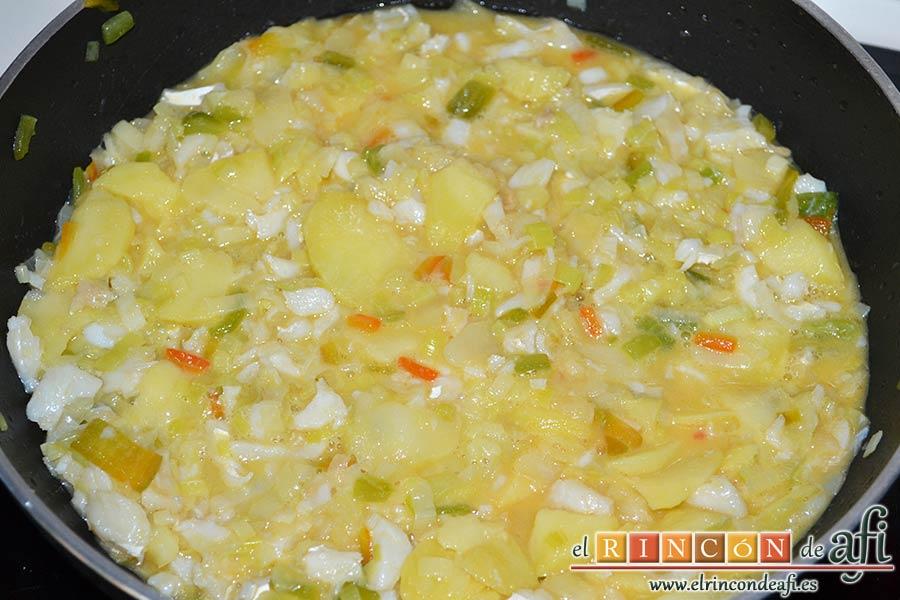 Tortilla de bacalao y puerros, engrasar una sartén antiadherente y verter la mezcla