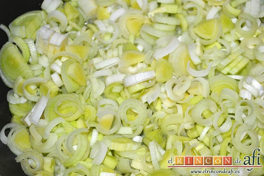 Tortilla de bacalao y puerros, rehogar los puerros en una sartén grande