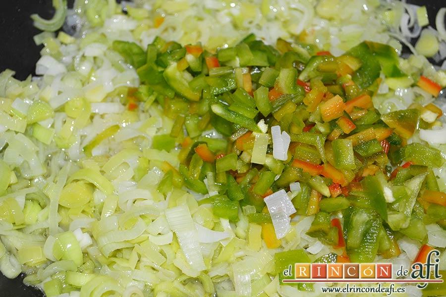 Tortilla de bacalao y puerros, añadir el pimiento