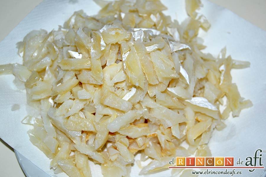 Tortilla de bacalao y puerros, secar bien el bacalao y desmigarlo