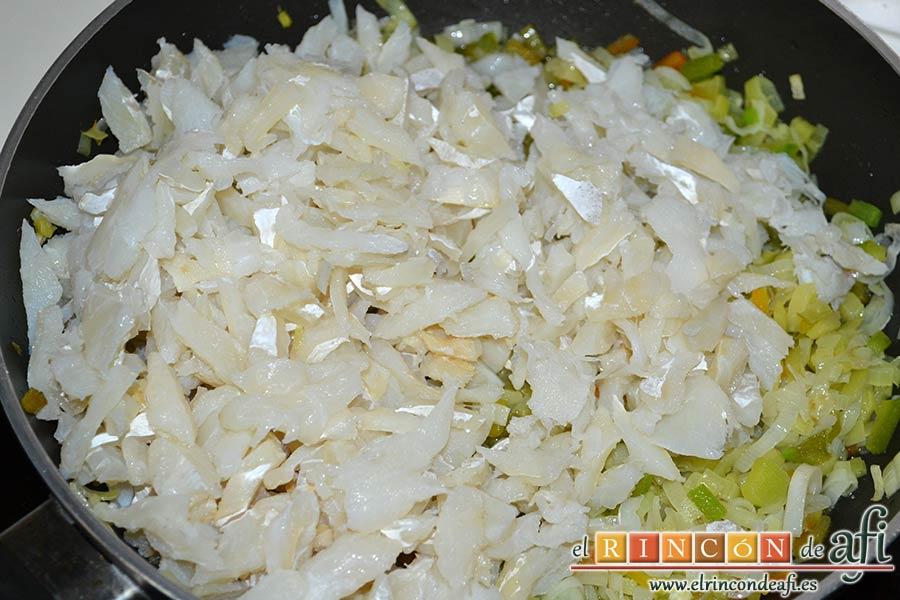 Tortilla de bacalao y puerros, añadir el bacalao a la fritura
