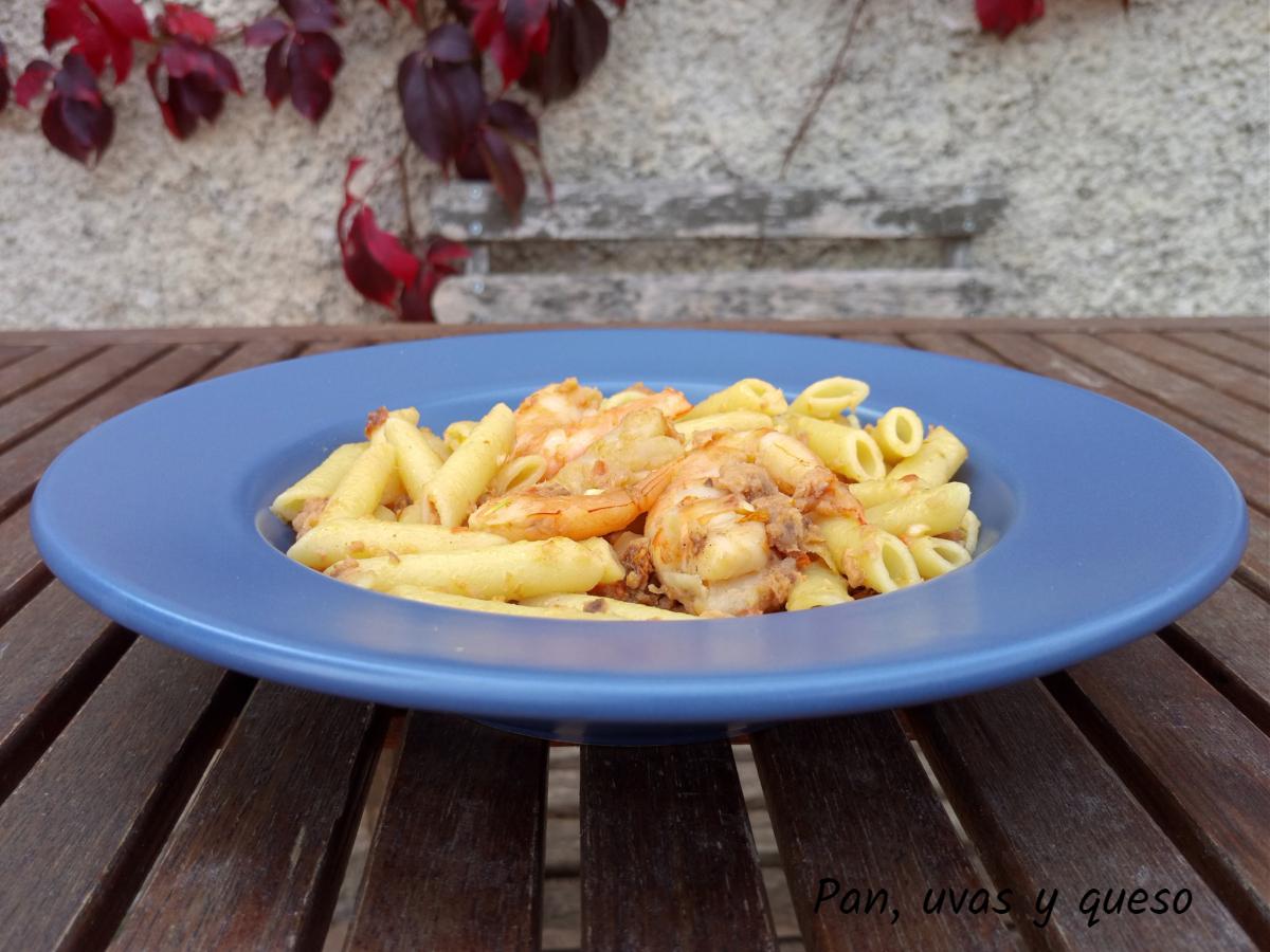 macarrones con rape y langostinos - pan uvas y queso