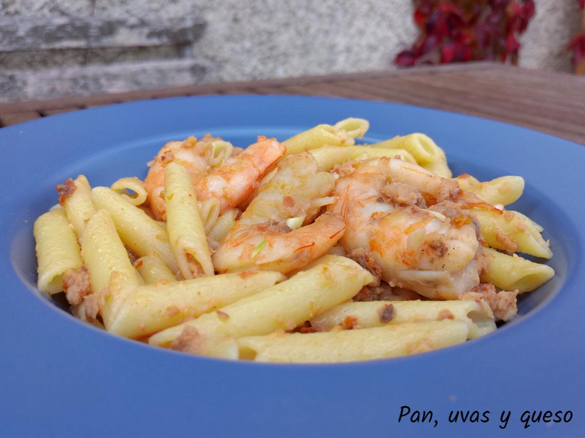 macarrones con rape y langostinos - pan uvas y queso