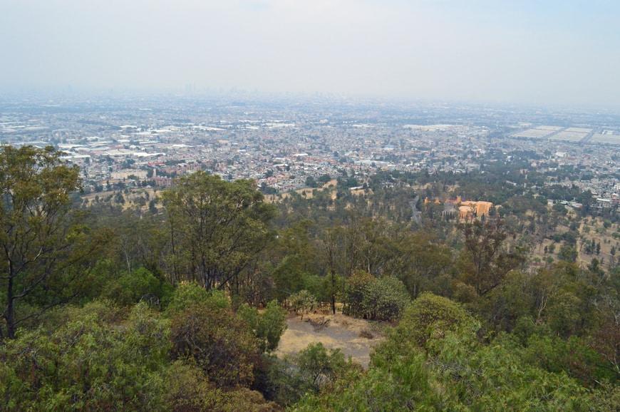 Vista de la Ciudad de México desde la pirámide en el Cerro de la Estrella