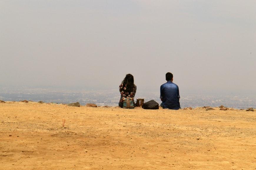Pareja de amigos viendo un paisaje