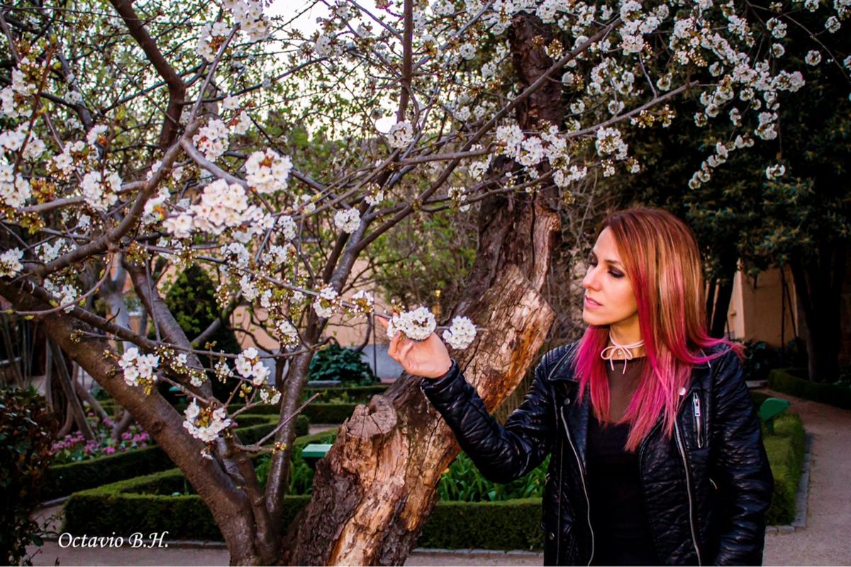 Look de botas mosqueteros con vaqueros.