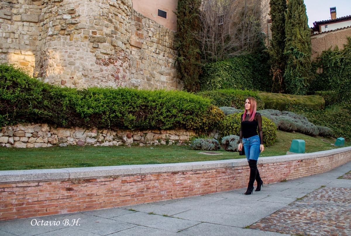 Look de botas mosqueteras con vaqueros.