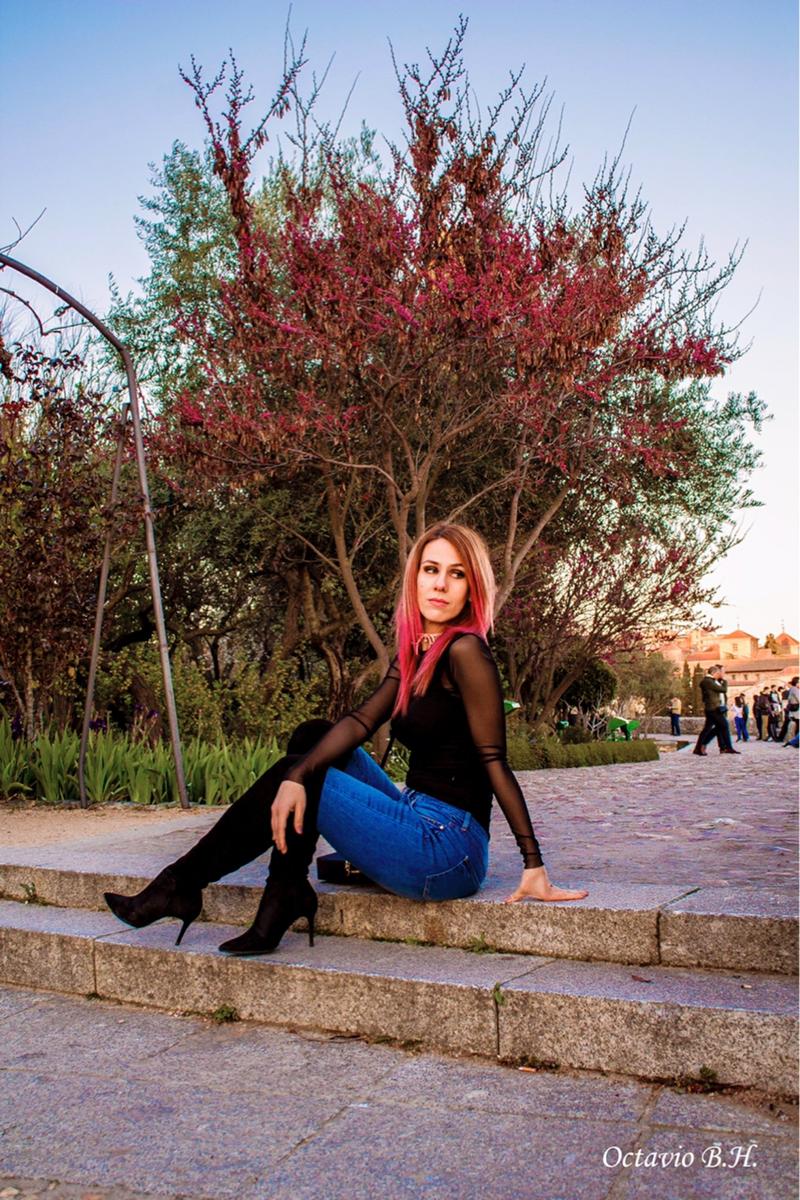 Look de botas mosqueteros con vaqueros.