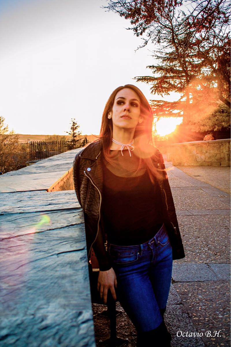 Look de botas mosqueteros con vaqueros.