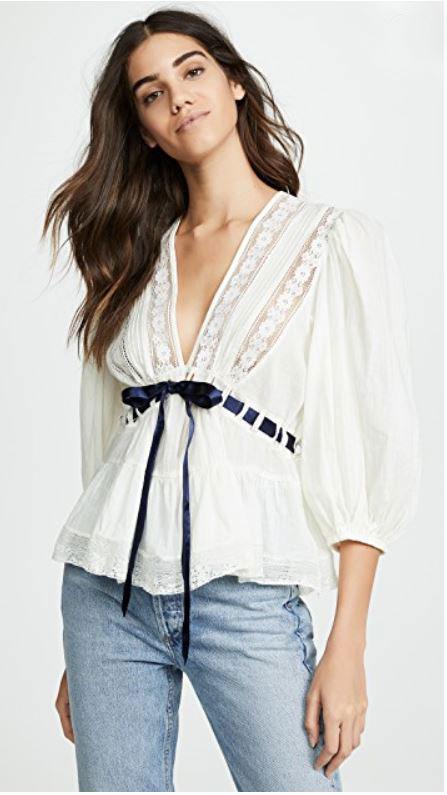 camisa romántica con lazo