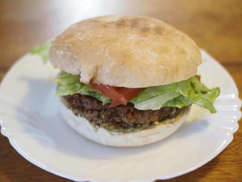 Foto de hamburguesa vegetariana casera con su pan y su ensalada