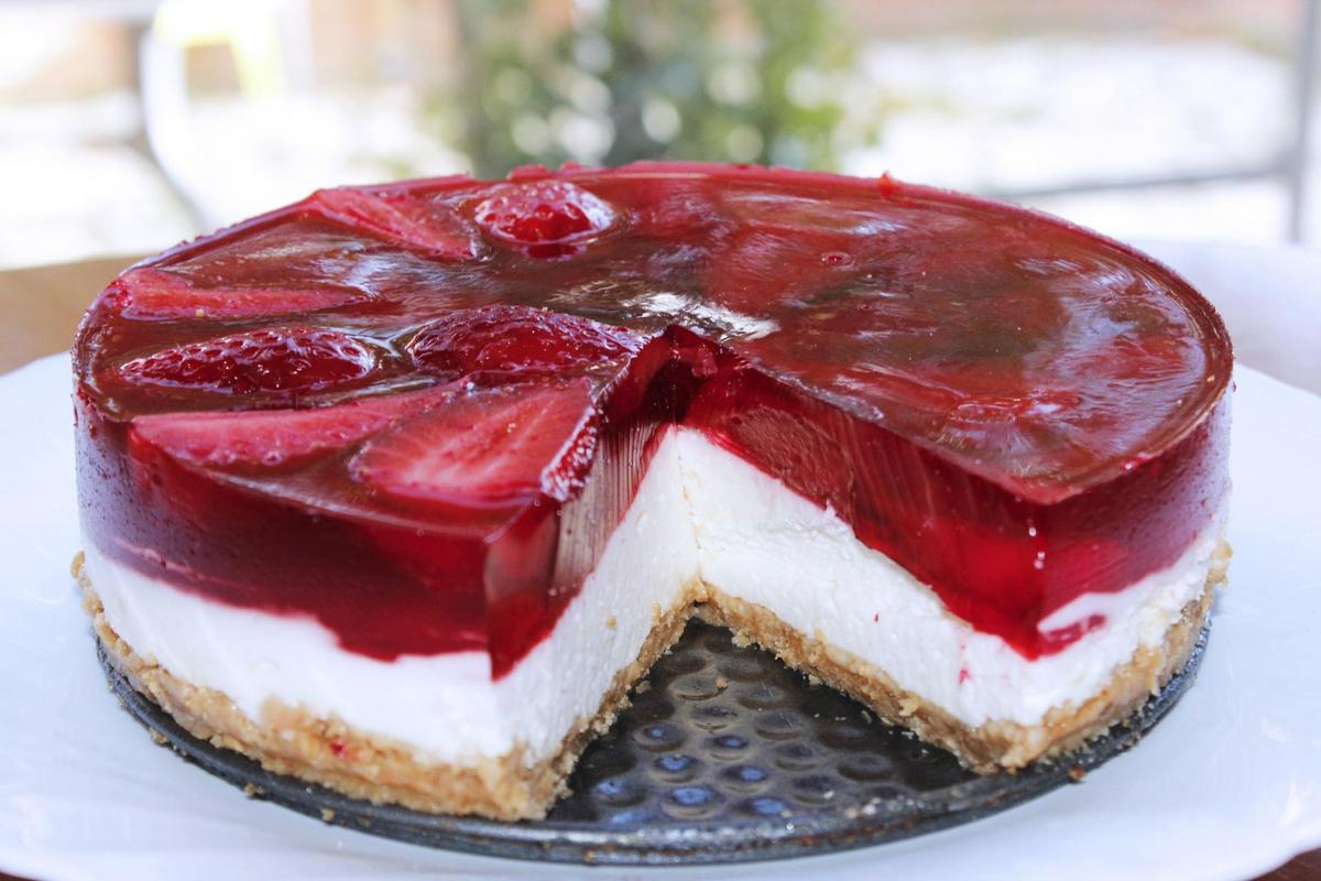 Cheesecake con gelatina de fresas sin horno