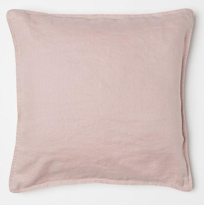 cojín de lino para un dormitorio de una niña con toques románticos
