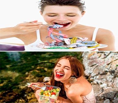 dos mujeres sonriendo mientras comen sano
