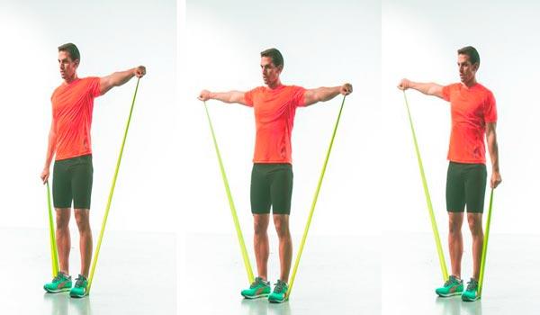 chico realizando elevaciones laterales isometricas con goma