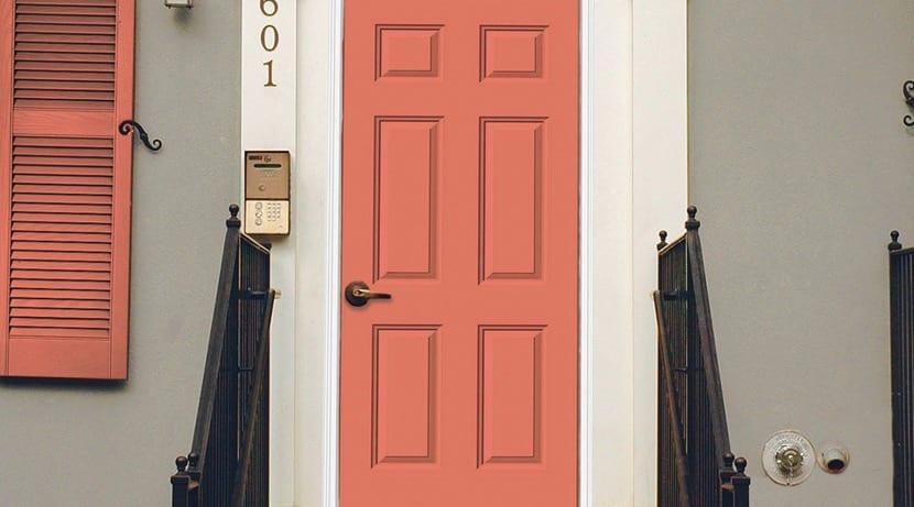 puerta de entrada color salmon