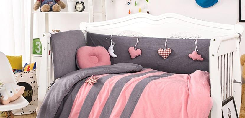 Ropa de cuna colorida