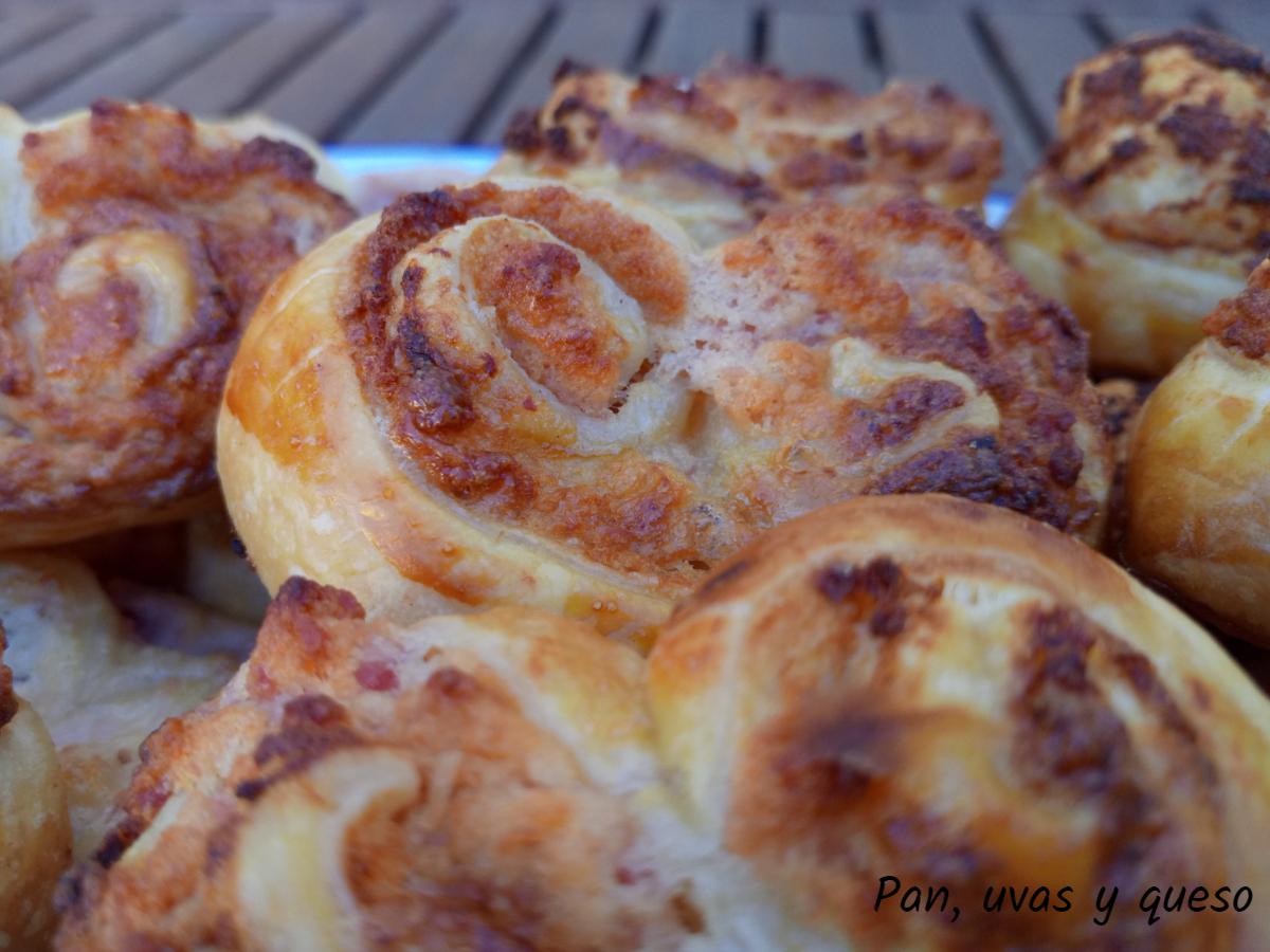 palmeritas de bacon y queso - pan uvas y queso 