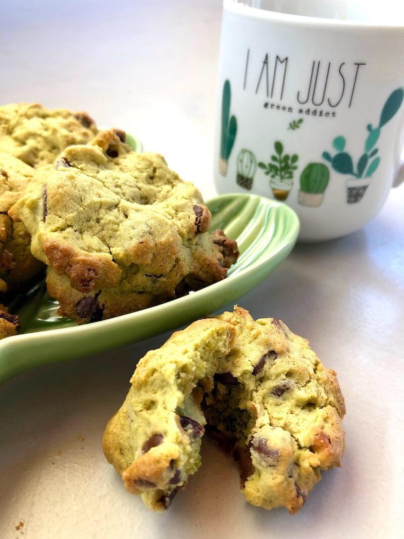 Deliciosas galletas sin gluten con chocolate y té matcha