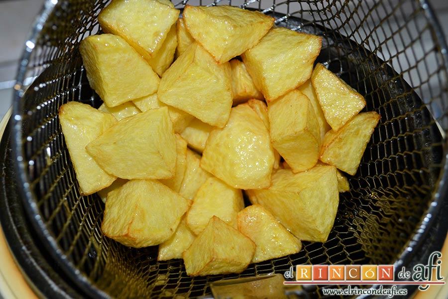 Empanado de cerdo con salsa de champiñones, pelar y cortar las papas para freírlas