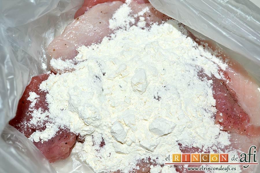 Empanado de cerdo con salsa de champiñones, empanar el cerdo con ayuda de una bolsa