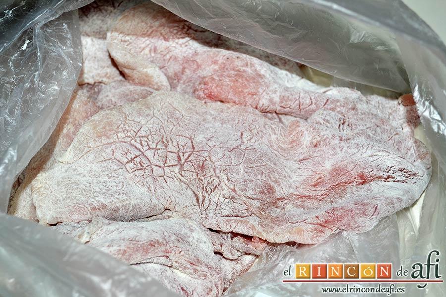 Empanado de cerdo con salsa de champiñones, sacudir hasta que quede bien enharinado por todos lados