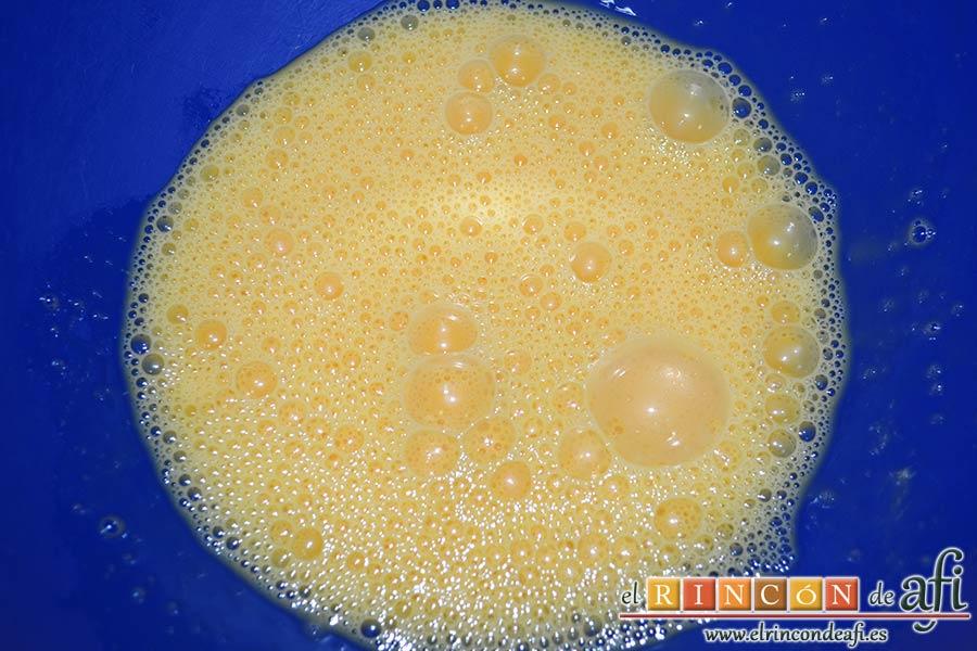 Empanado de cerdo con salsa de champiñones, batir los huevos en un bol