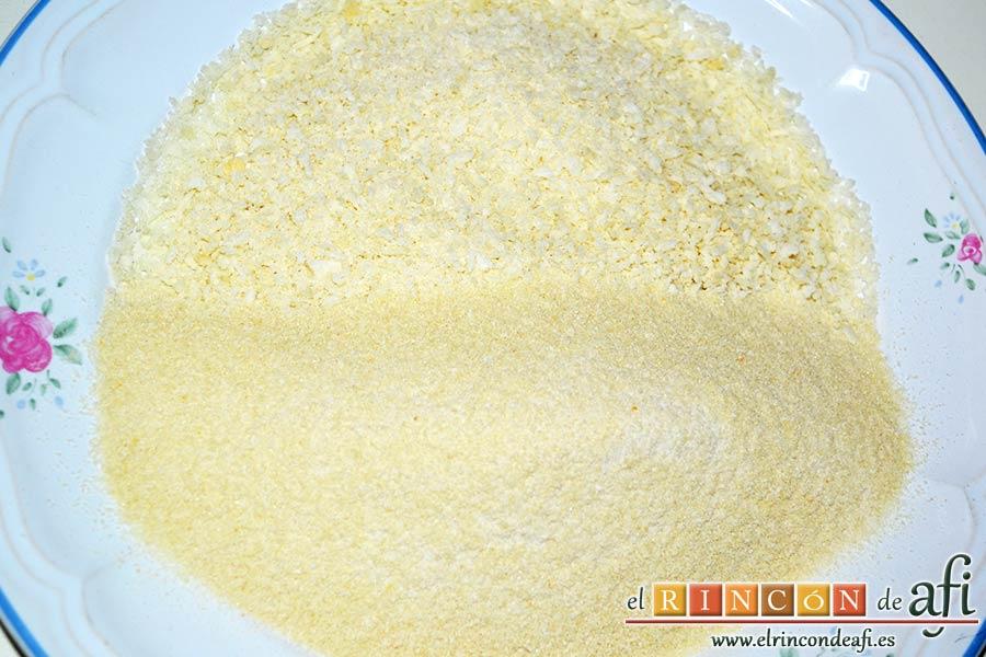 Empanado de cerdo con salsa de champiñones, poner en un plato pan rallado y panko