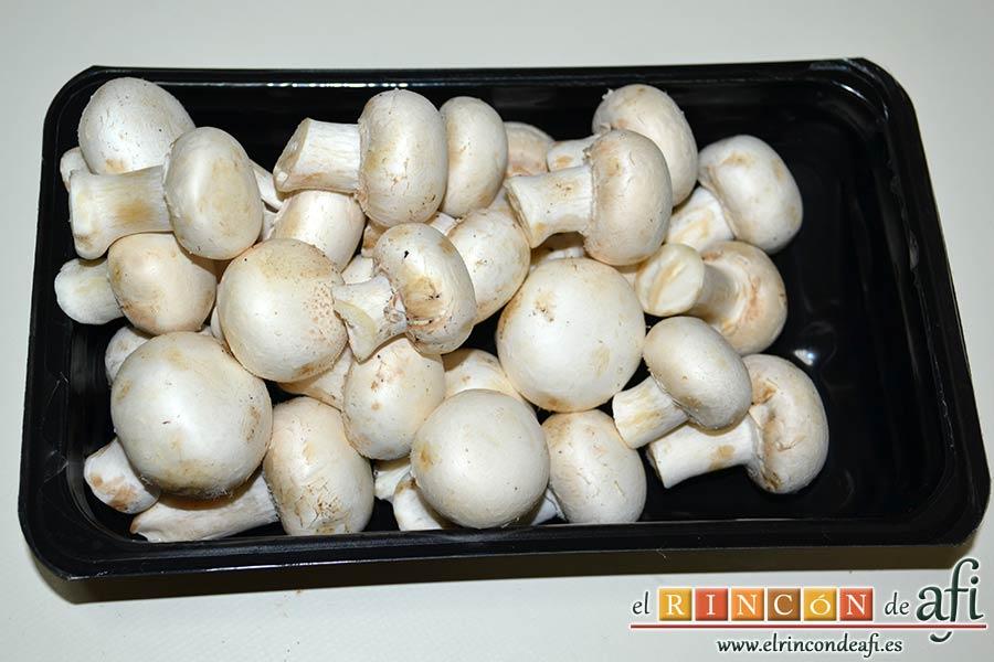 Empanado de cerdo con salsa de champiñones, limpiar los champiñones de tierra y laminar