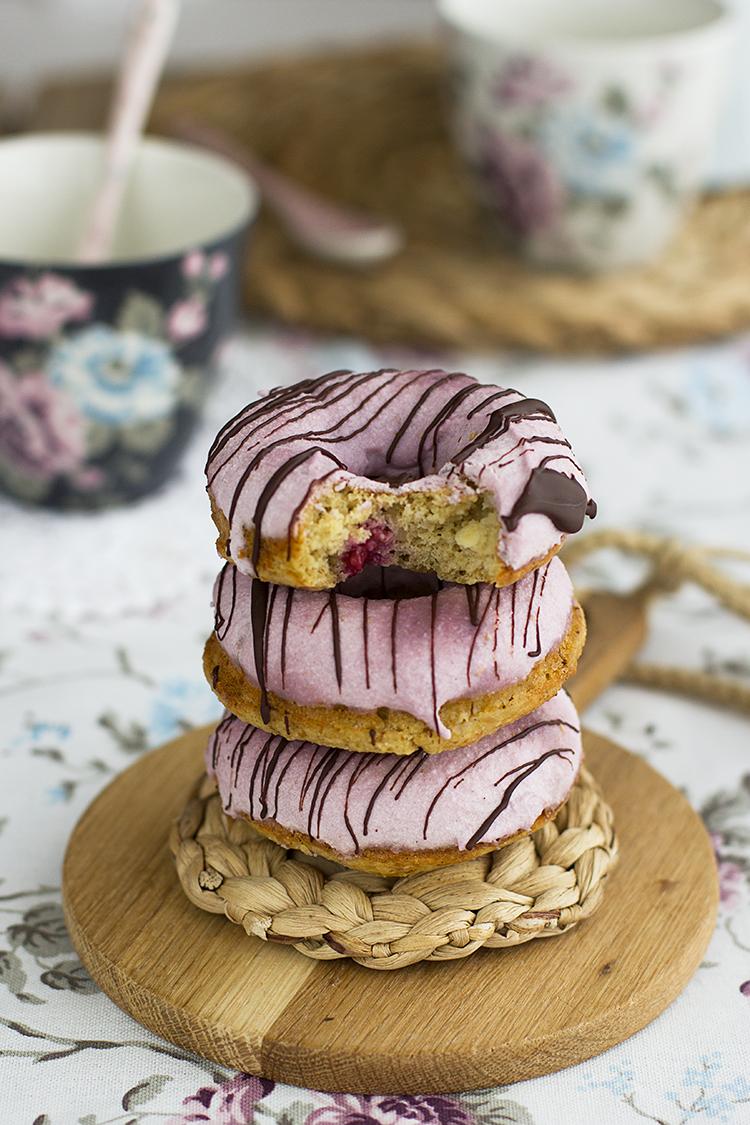 Donuts con frambuesas y chocolate blanco saludables