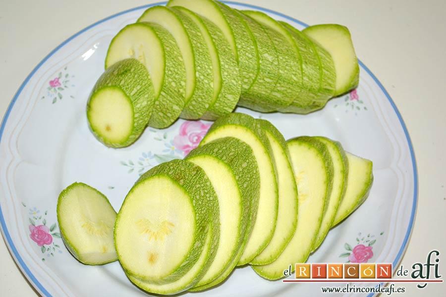 Bocados de calabacín, jamón y queso con salsa casera de pimiento, lavar y cortar en rodajas el calabacín