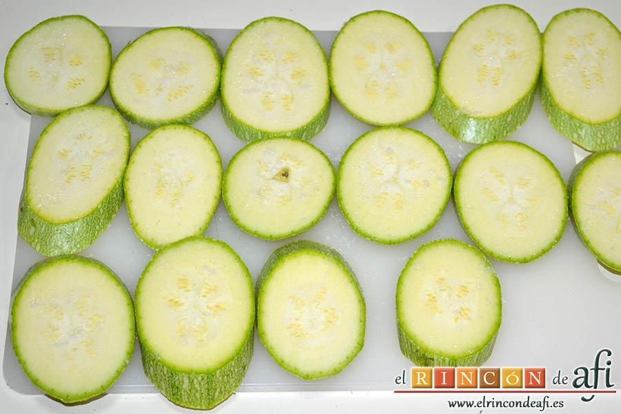 Bocados de calabacín, jamón y queso con salsa casera de pimiento, poner las rodajas sobre una tabla de cortar y salar