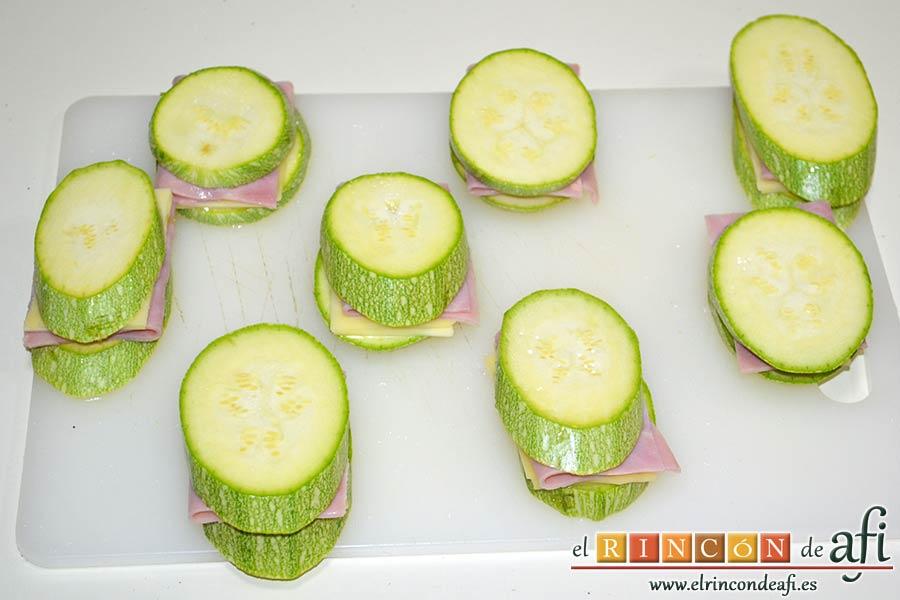 Bocados de calabacín, jamón y queso con salsa casera de pimiento, formar los bocaditos