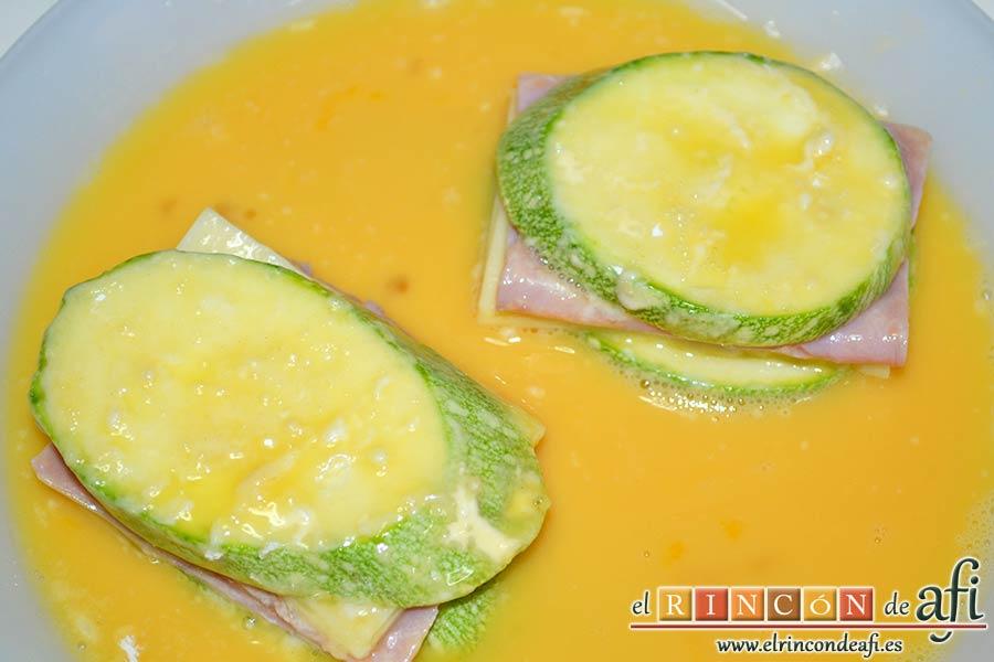 Bocados de calabacín, jamón y queso con salsa casera de pimiento, pasarlos luego por huevo batido