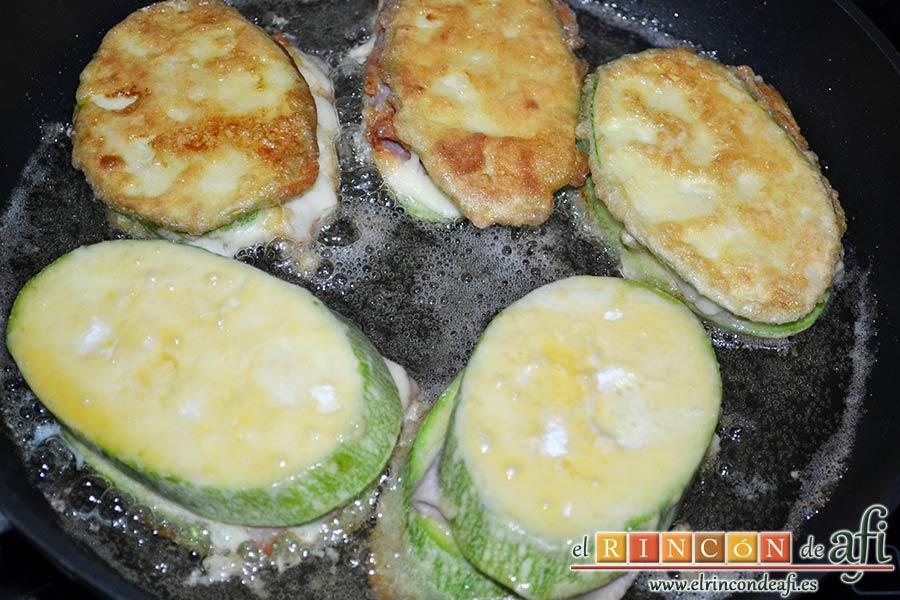 Bocados de calabacín, jamón y queso con salsa casera de pimiento, dorar 3 minutos por cada lado