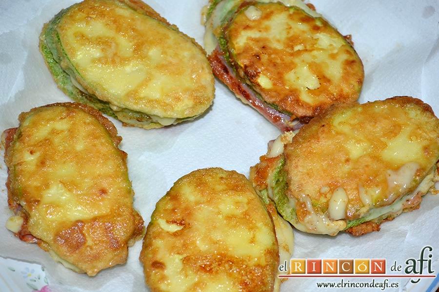 Bocados de calabacín, jamón y queso con salsa casera de pimiento, ponerlas sobre papel de cocina