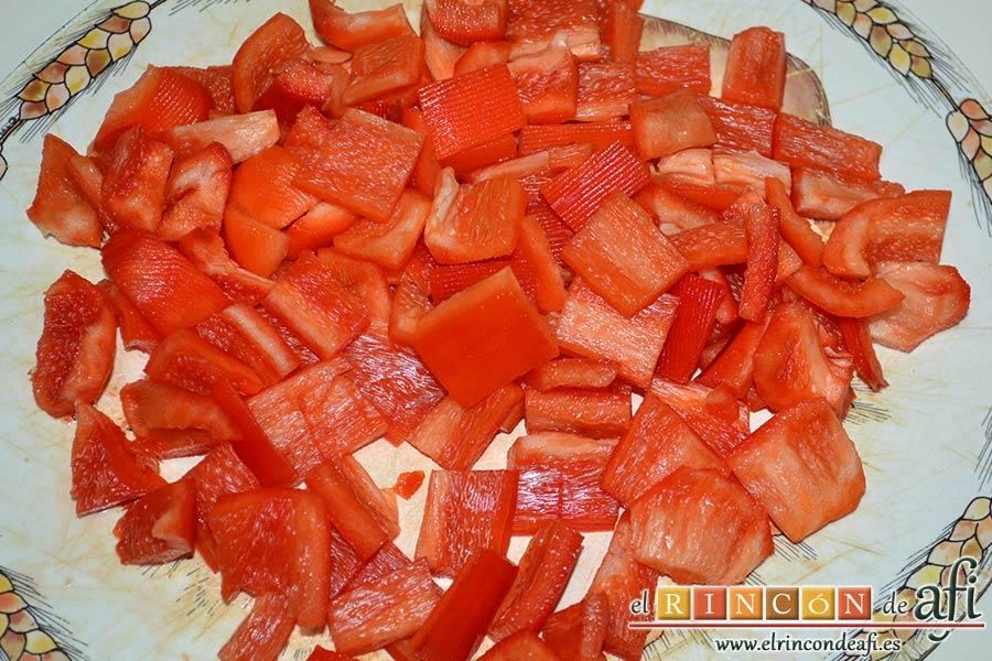 Bocados de calabacín, jamón y queso con salsa casera de pimiento, picar el pimiento rojo pelado en cuadraditos