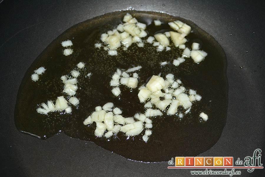 Bocados de calabacín, jamón y queso con salsa casera de pimiento, poner a dorar los ajos en una sartén con aceite de oliva