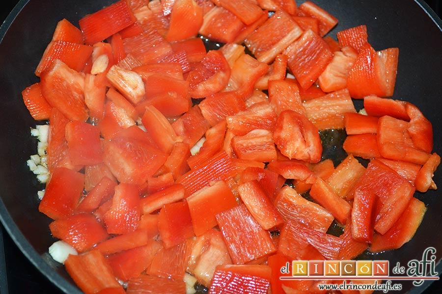 Bocados de calabacín, jamón y queso con salsa casera de pimiento, cuando estén dorados añadir los pimientos
