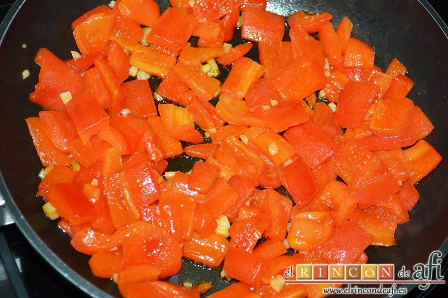 Bocados de calabacín, jamón y queso con salsa casera de pimiento, sazonar bien y rehogar