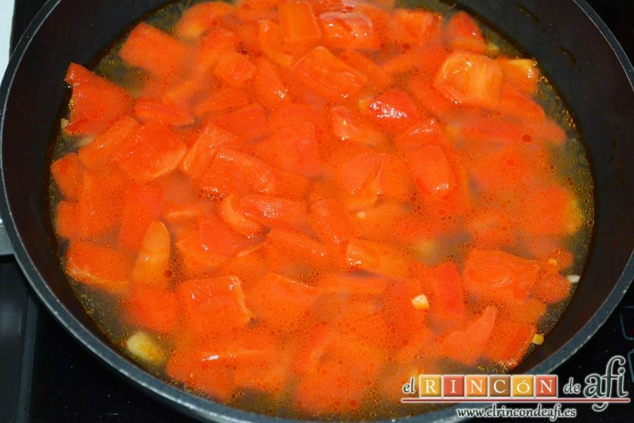 Bocados de calabacín, jamón y queso con salsa casera de pimiento, añadir un poco de agua y dejar reducir