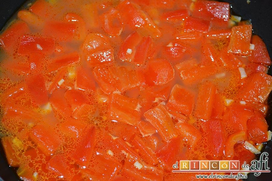 Bocados de calabacín, jamón y queso con salsa casera de pimiento, una vez haya reducido pasarlo a un vaso triturador