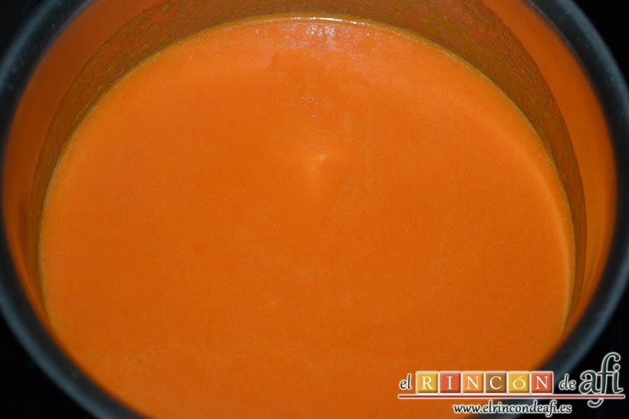 Bocados de calabacín, jamón y queso con salsa casera de pimiento, una vez triturada pasar la salsa a un caldero