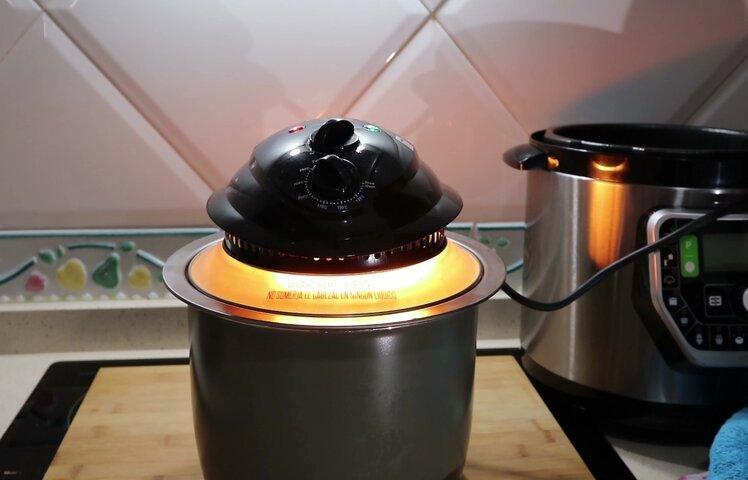 Poner la tortilla de patatas para hacer con el cabezal de horno de la Olla GM